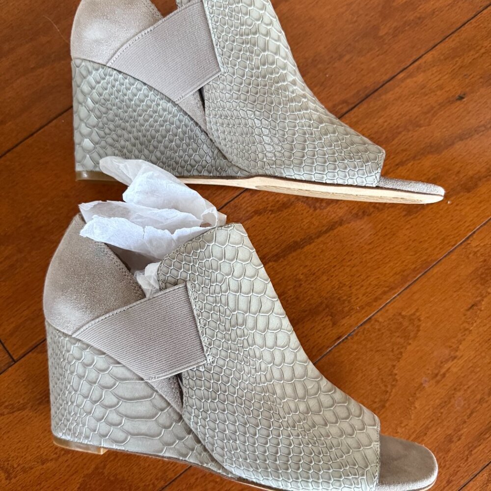 Donald Pliner Lizzy Light Taupe Sandal - Picture 4 of 8